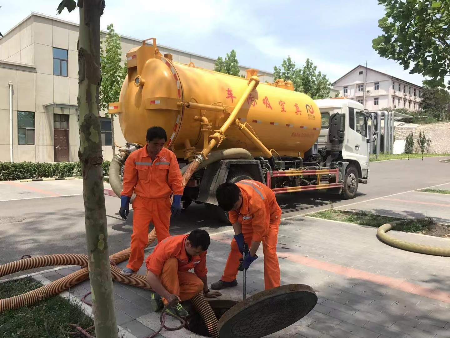 宜兴化粪池清理与5-8吨吸粪车施工效率分析